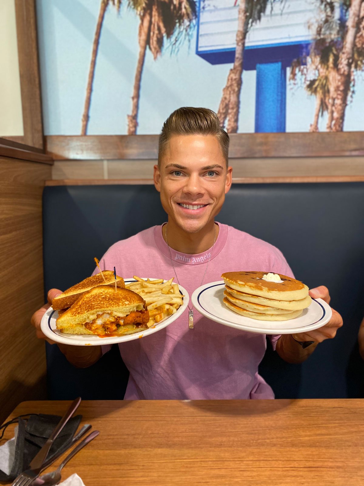 Trainer Cedric Beidinger posiert mit Essen.